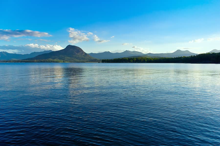 Which African lake is the second-largest freshwater lake in the world by surface area?